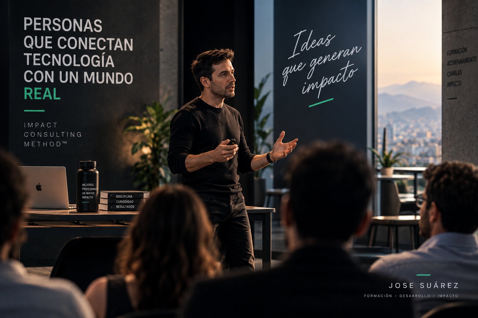 José Suárez hablando ante una audiencia en una sala con vistas a la ciudad